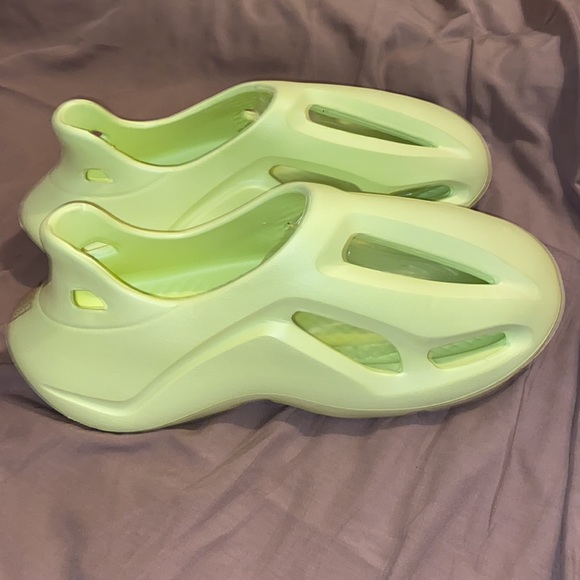 EVA Foam Future RNNR Foam Runner Highlighter Volt Mens Size 12-13 (46-47) New - Picture 14 of 14
